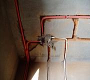 強(qiáng)電線用黃顏色PVC管外包，弱電線用白顏色PVC管外包